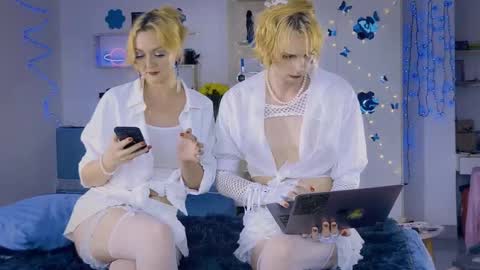 LOLA SPAIS online show from November 23, 7:50 am