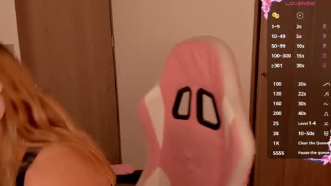 Snapshot of lollypetitte_ chatting on February 20, 2:51 am Lolly online show from February 20, 2:51 am