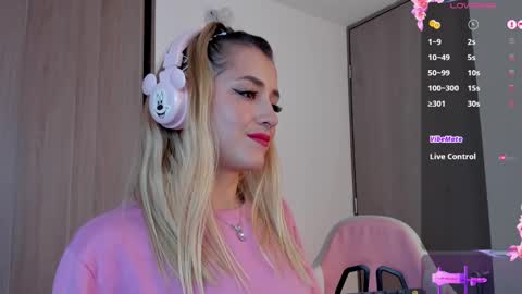 Snapshot of lollypetitte_ chatting on February 4, 1:34 am Lolly online show from February 4, 1:34 am