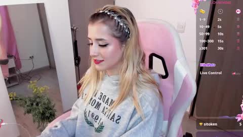 Snapshot of lollypetitte_ chatting on February 9, 1:44 am Lolly online show from February 9, 1:44 am