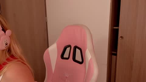 Snapshot of lollypetitte_ chatting on February 18, 12:05 am Lolly online show from February 18, 12:05 am