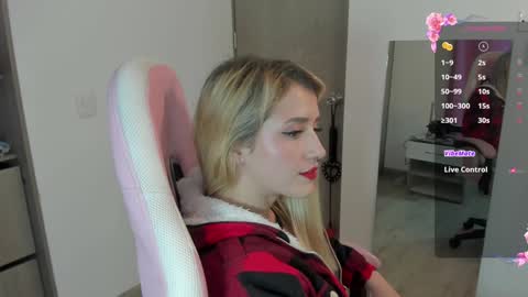 Snapshot of lollypetitte_ chatting on January 7, 1:59 am Lolly online show from January 7, 1:59 am