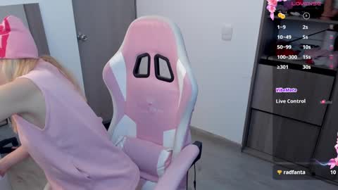 Snapshot of lollypetitte_ chatting on February 1, 1:34 am Lolly online show from February 1, 1:34 am