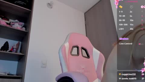 Snapshot of lollypetitte_ chatting on February 2, 4:37 am Lolly online show from February 2, 4:37 am