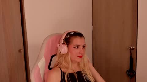 Snapshot of lollypetitte_ chatting on February 27, 3:51 am Lolly online show from February 27, 3:51 am