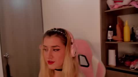 Snapshot of lollypetitte_ chatting on March 3, 3:41 am Lolly online show from March 3, 3:41 am