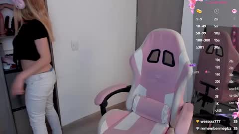 Snapshot of lollypetitte_ chatting on February 2, 1:34 am Lolly online show from February 2, 1:34 am