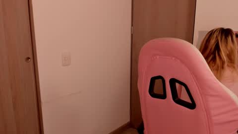 Snapshot of lollypetitte_ chatting on February 25, 3:31 am Lolly online show from February 25, 3:31 am