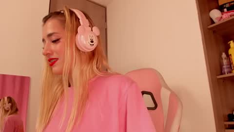 Snapshot of lollypetitte_ chatting on March 11, 3:04 am Lolly online show from March 11, 3:04 am