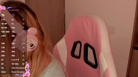 Snapshot of lollypetitte_ chatting on February 19, 2:01 am Lolly online show from February 19, 2:01 am