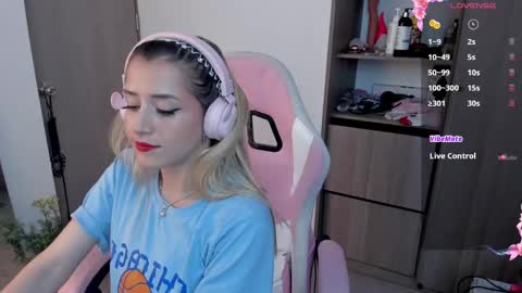 Snapshot of lollypetitte_ chatting on February 6, 11:48 pm Lolly online show from February 6, 11:48 pm