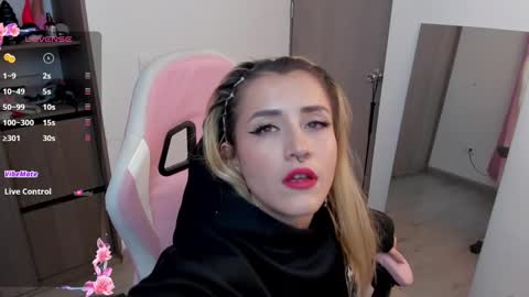 Snapshot of lollypetitte_ chatting on January 29, 1:58 am Lolly online show from January 29, 1:58 am