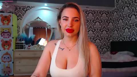 Queen LoraSinClare online show from April 27, 6:55 am