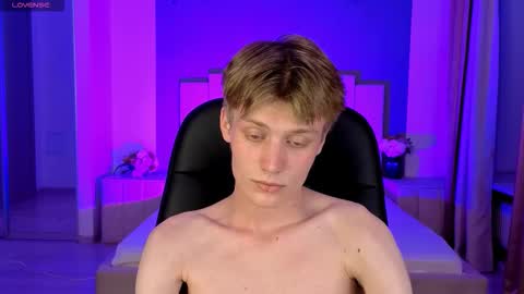 Snapshot of louie_evans chatting on September 15, 10:11 pm louie_evans online show from September 15, 10:11 pm