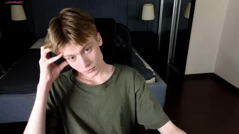 Snapshot of louie_evans chatting on September 14, 8:32 pm louie_evans online show from September 14, 8:32 pm