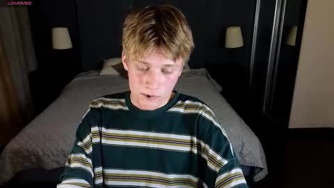 Snapshot of louie_evans chatting on September 21, 8:57 pm louie_evans online show from September 21, 8:57 pm