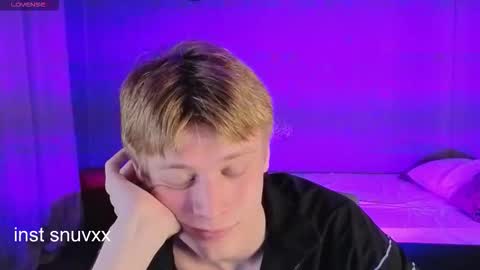 Snapshot of louie_evans chatting on September 19, 10:02 pm louie_evans online show from September 19, 10:02 pm