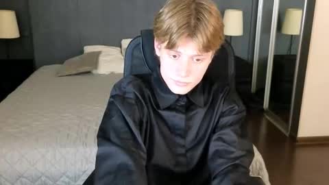 Snapshot of louie_evans chatting on October 28, 8:54 pm louie_evans online show from October 28, 8:54 pm