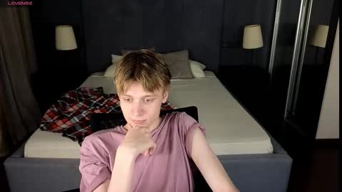 Snapshot of louie_evans chatting on September 23, 8:59 pm louie_evans online show from September 23, 8:59 pm