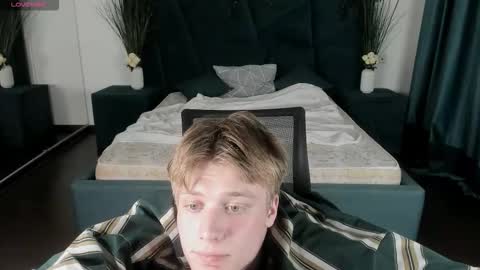 Snapshot of louie_evans chatting on September 30, 8:52 pm louie_evans online show from September 30, 8:52 pm