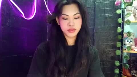 lovely_krizzy online show from April 13, 9:02 am