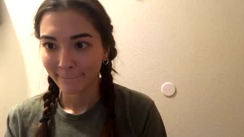 Snapshot of lovelyqueenaria chatting on December 17, 10:22 pm Queen Aria online show from December 17, 10:22 pm