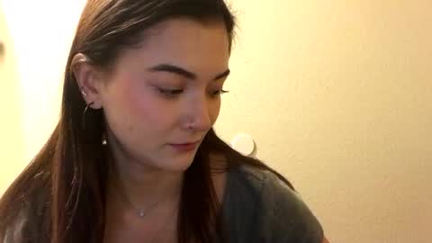 Snapshot of lovelyqueenaria chatting on December 4, 5:49 pm Queen Aria online show from December 4, 5:49 pm