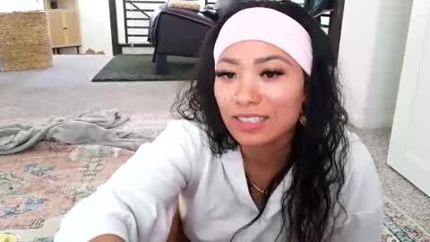 lovelyxmacii online show from April 22, 9:22 pm