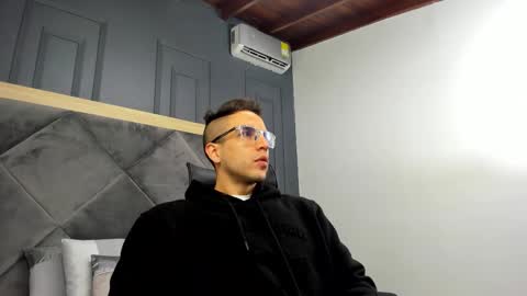 luca_morettii online show from October 10, 1:06 pm