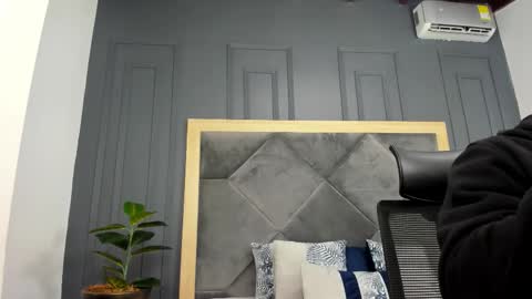 luca_morettii online show from October 15, 12:28 pm