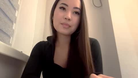 Snapshot of lucialostroh chatting on September 21, 1:15 pm Kira online show from September 21, 1:15 pm