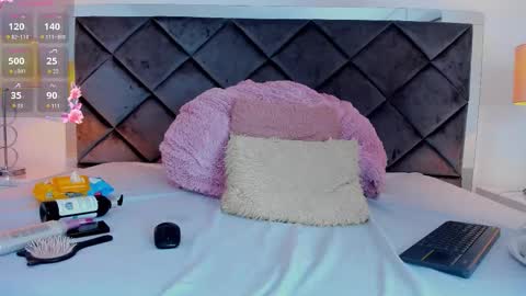lucianamendozaa_ online show from October 24, 4:35 am