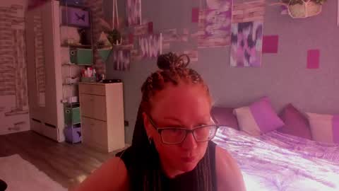 lucky_licky20 online show from June 6, 1:33 am