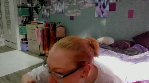 lucky_licky20 online show from April 27, 1:47 am