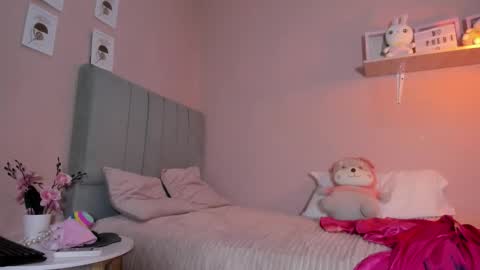 lucy_fox09 online show from October 23, 7:59 pm