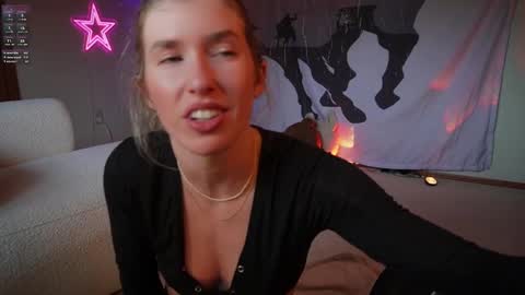 Snapshot of lucy_gooosey chatting on February 20, 2:18 am Lucy. online show from February 20, 2:18 am