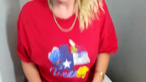 Snapshot of lucyloveslookers78240 chatting on September 15, 12:28 pm Lucy Loves Lookers online show from September 15, 12:28 pm
