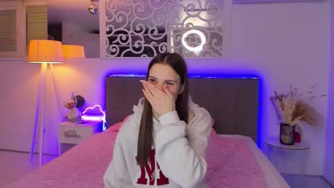 LuisaClover online show from January 5, 5:27 pm