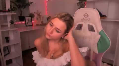 Lily online show from November 6, 3:48 pm