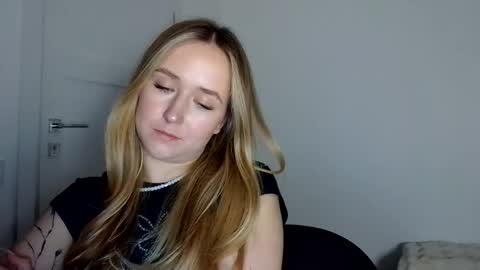 Lulu Baby18 online show from April 23, 7:59 pm