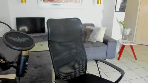 Lau  online show from February 12, 2:43 pm