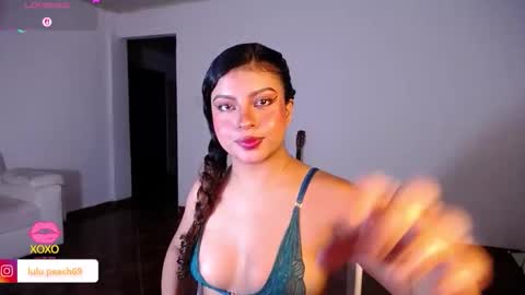 luluupeach69 online show from April 16, 2:22 am