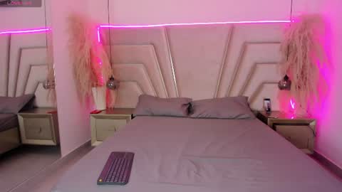 luna_and_axell online show from June 29, 11:32 am