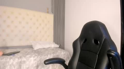 luna and banji online show from December 19, 5:03 am