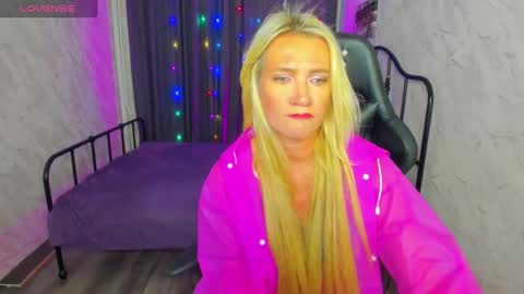 luna_lew1s online show from February 22, 11:35 am