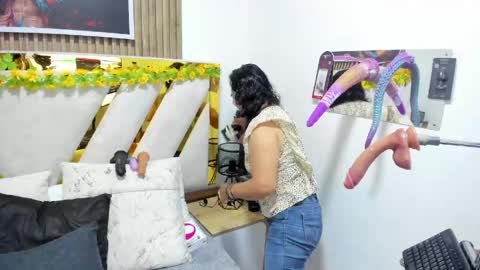 luna_naughty1 online show from June 2, 6:43 pm
