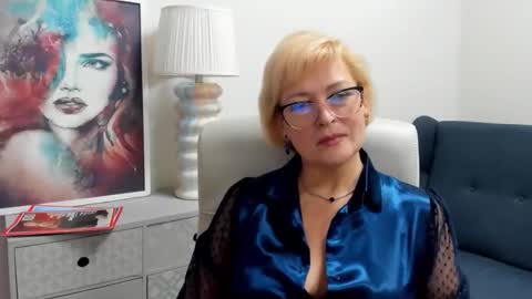 L u n a online show from April 16, 6:24 am