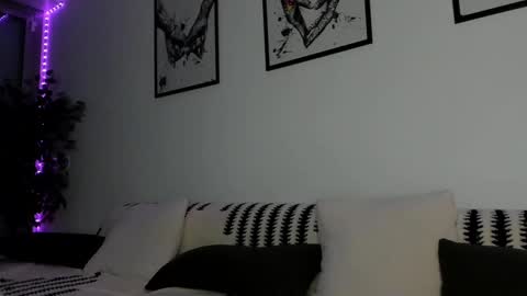 Laura online show from February 6, 9:28 pm