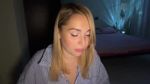 Snapshot of lunali_ chatting on October 28, 11:17 pm Lana online show from October 28, 11:17 pm