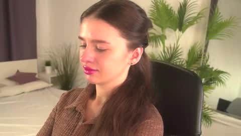 lunaolivia_ online show from November 15, 1:13 pm